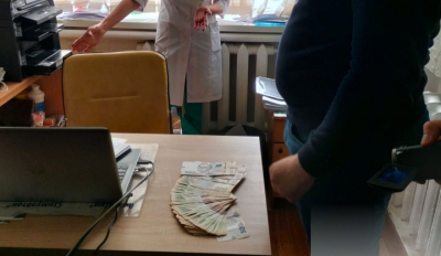 Вимагала хабар за оформлення інвалідності дитині:на Київщині викрито лікаря-психіатра (ФОТО)